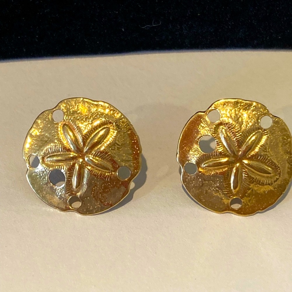 EARRINGS. Gold Tone. Beautiful